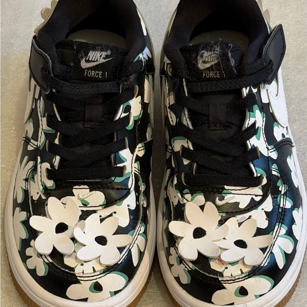Nike  FORCE I LOW EASY ON Kids Flower Power Sneakers in Black, White size 1Y